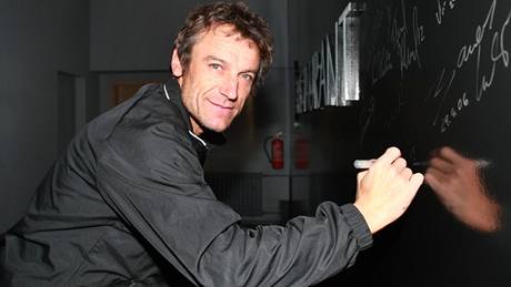 Mats Wilander se podepisuje na stnu v tenisovém klubu TK Sparta Praha, kde ped exhibicí Advantage Tennis trénoval