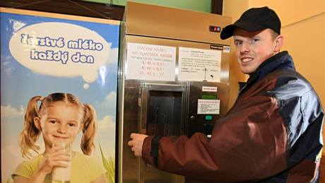 Zdenk Plocek ze Zálesné Zhoi umístil v Rosicích první automat na mléko