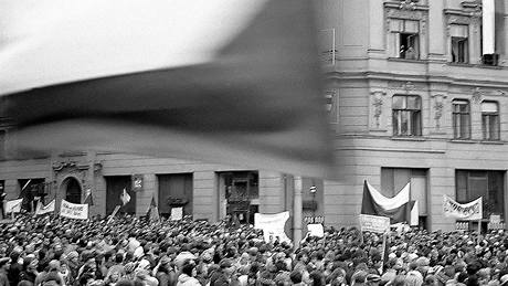 Fotograf Vít Mádr zachytil atmosféru v centru Brna a generální stávku 27. listopadu 1989. "Byl to první mítink, který se konal za svtla. Na kadého tedy bylo vidt. Lidé pili a to potvrdilo, e chtjí zmnu," vzpomíná Mádr.