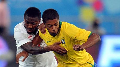 Brazílie - Anglie: Shaun Wright Phillips (vlevo) a Fernandes Michel Bastos 