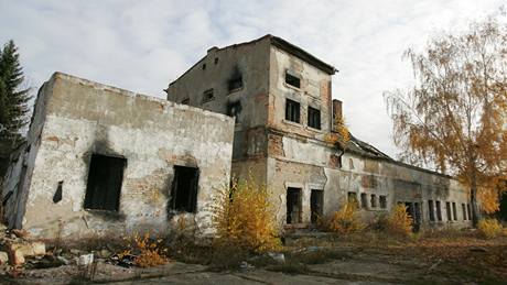 Polorozpadlé domy v Milovicích