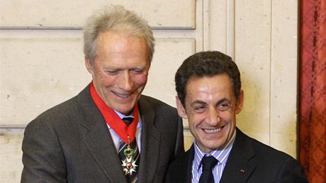Francouzský prezident Nicolas Sarkozy a herec Clint Eastwood s ádem estné...