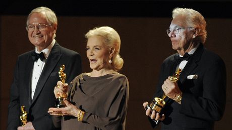 Governors Awards 2009, neboli estné Oscary, pevzali (zleva) reisér Roger Corman, hereka Lauren Bacallová a kameraman Gordon Willis.