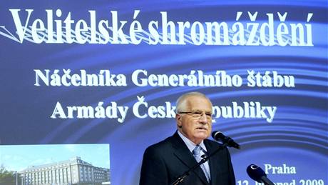 eská armáda by mla primárn slouit k obran vlasti, míní prezident Václav Klaus.