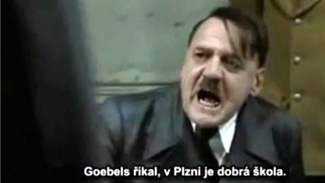 Zábr z videa "JUDr. Hitler v Plzni"