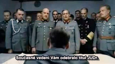 Zábr z videa "JUDr. Hitler v Plzni"