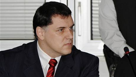 Slovenský mafiánský boss Mikulá ernák u preovského soudu, který ho odsoudil k doivotí