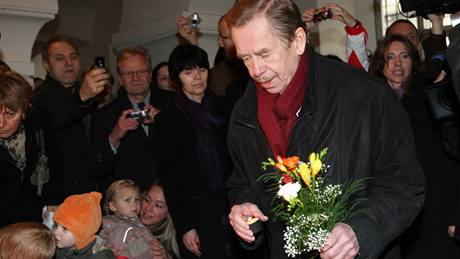 Exprezident Václav Havel u památníku na Národní
