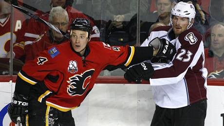 Calgary - Colorado:  domácí Jay Bouwmeester (vlevo) a Milan Hejduk.