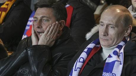Bhem prvného baráové souboje Rusko - Slovinsko se o nco optimistitji tváil ruský premiér Vladimír Putin (vpravo), po odvet vak mohl slavit jeho slovinský protjek  Borut Pahor. 