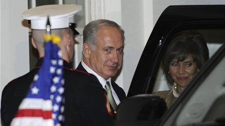 Izraelský premiér Benjamin Netanjahu opoutí bez jediného slova Bílý dm (10. listopadu 2009)