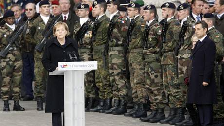 Konec první svtové války si v Paíi pipomnla nmecká kancléka Angela Merkelová a francouzský prezident Nicolas Sarkozy (11. listopadu 2009)