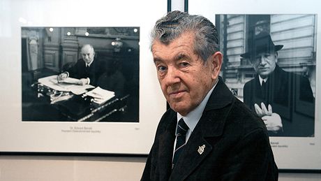 Ladislav Sitenský na fotografii z roku 2005 před svými snímky. Ladislav Sitenský na fotografii z roku 2005 před svými snímky.