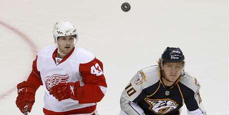 Nashville - Detroit,  domácí Martin Erat (vpravo) a Darren Helm z Detroitu