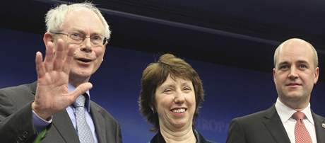 Nov zvolení stálý pedseda rady EU Herman Van Rompuy a ministryn zahranií Catherine Ashtonová na summitu v Bruselu se védským premiérem Fredrikem Reinfeldtem (20. 11. 2009)