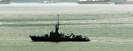 Lo singapurského námonictva vyplouvá nedaleko ostrova Batam na pomoc potopenému trajektu (22. 11. 2009)