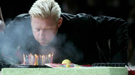 Boris Becker sfoukv svky na narozeninovm dortu ped tenisovou exhibic v Praze