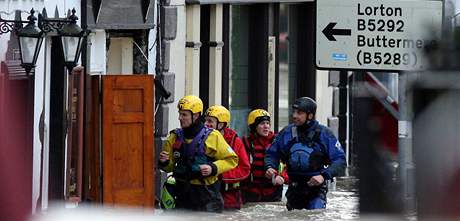 Zchrani evakuuj v Cumbrii obyvatele zaplavenho msta Cockermouth (20. listopadu 2009)