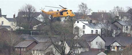 Helikoptry RAF evakuuj v Cumbrii obyvatele zaplavenho msta Cockermouth (20. listopadu 2009)
