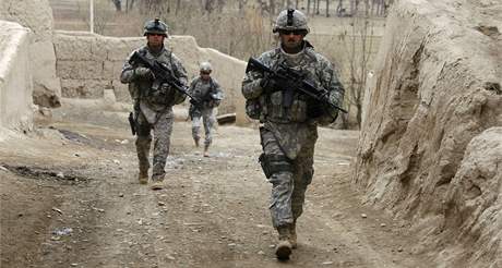 V Afghánistánu je v souasné dob pes sto tisíc zahraniních voják.