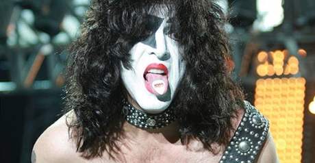 Glam rocková kapela Kiss vznikla v roce 1973 v New Yorku. U jejího zrodu stáli zpívající basista Gene Simmons a zpívající kytarista Paul Stanley.