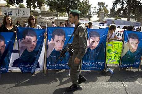 Vymte Gilada alita, ádá jeho rodina a demonstranti v izraelských ulicích