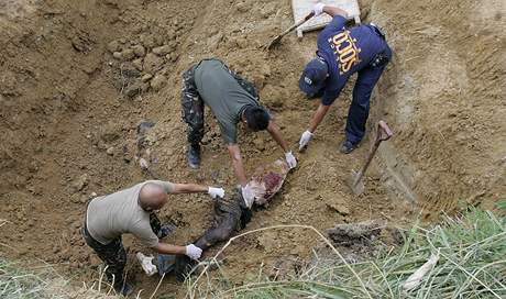Neznm ozbrojenci povradili na Filipnch destky lid a zakopali je v mlkch hrobech (24. listopadu 2009)