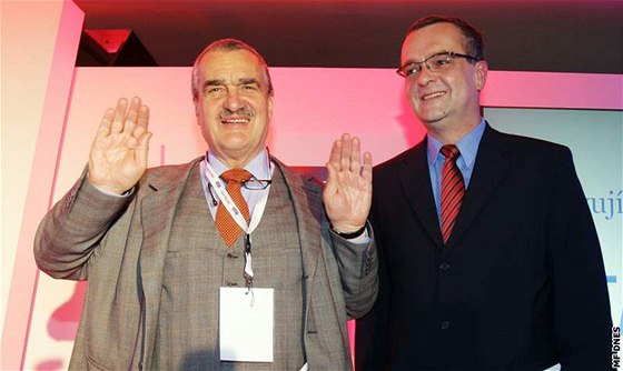 Karel Schwarzenberg a Miloslav Kalousek na ustavujícím snmu TOP 09 (27.11.2009)