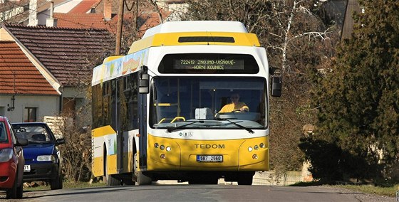 Nízkopodlaní autobusy Znojemské dopravní spolenosti Psota u jezdí v okolí Znojma, napíklad ve Viovém. Od ledna pojedou i na trasách mstské hromadné dopravy ve Znojm. 