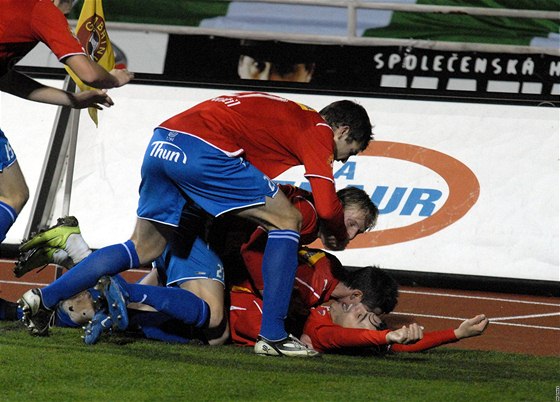 Plze: fotbalisté se radují z gólu Tomáe Rady, který je zavalen spoluhrái