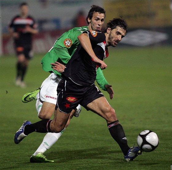 Jablonec - Slavia: hostující Matej Krajík (v popedí), stíhá ho Marek Jarolím