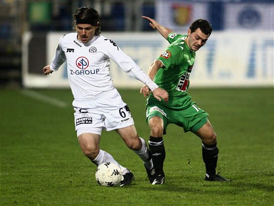 Tyrolské vábení Tomá Abrahám (v bílém) se tí, e jej v rakouské lize eká fotbal s vtím drazem na vstelené góly.
