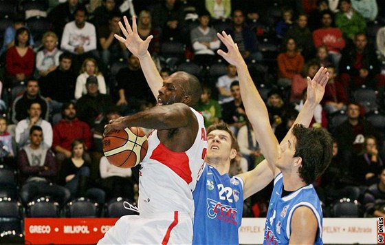 Basketbalisté Ostravy stále ví v play-off, ale cesta do nj u bude hodn nároná. Na snímku Luká Palyza (vpravo).