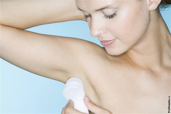 Souvislost mezi pouíváním deodorantu a rakovinou prsu nebyla nikdy prokázána. (Ilustraní fotografie.)
