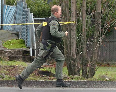 Americk policie zasahuje ve mst Tacoma, kde neznm mu zastelil tyi policisty. (29. listopadu 2009)