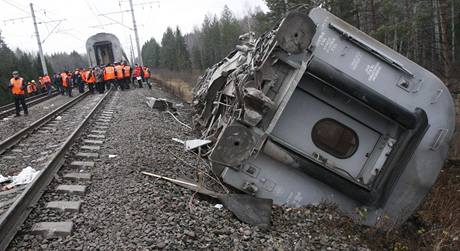 Nvsk expres, kter vykolejil asi 350 kilometr od Moskvy. ady spekuluj o teroristickm toku. (28.11.2009)