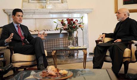 Britsk f diplomacie David Miliband s afghnskm prezidentem Hamdem Karzm (21. 11. 2009)