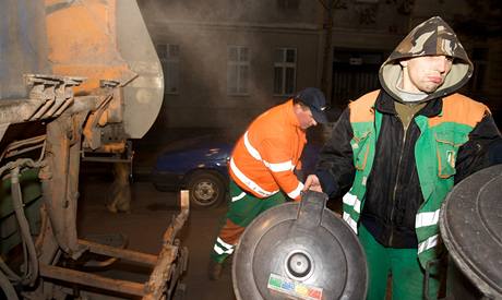 Ztichlou rann ulic se nese jen huen popelskho vozu a zvuk vysypvanch popelnic