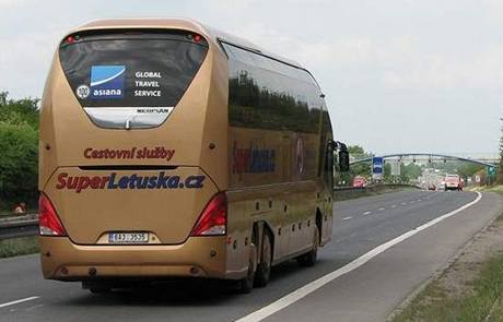 Asiana opoutí pravidelnou autobusovou dopravu. Vzdala tak boj s rivalem Student Agency.