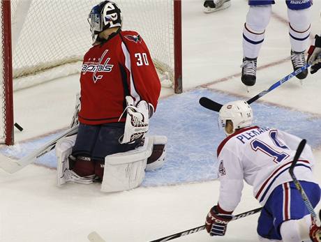 Tom Plekanec z Montrealu Canadiens pekonv svho krajana v brance Washingtonu Capitals Michala Neuvirtha.