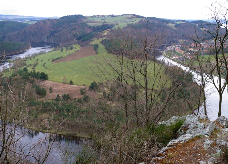 Pohled na proslulou Podkovu, úplný meandr Vltavy pod Solenicemi