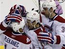 Tom Plekanec z Montrealu Canadiens (zcela vlevo) se raduje se svmi spoluhri z trefy do st Washingtonu Capitals