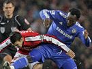 Arsenal - Chelsea: domc Cesc Fabregas (v ervenm) pad po ataku Michaela Essiena