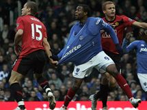 Portsmouth - Manchester United: Frederic Piquionne (uprosted) a Nemanja Vidi (vlevo)