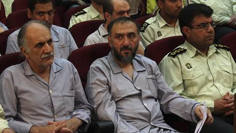Nkdejí viceprezident Muhammad Alí Abtahí (druhý zprava) u soudu v Íránu (22. 11. 2009)