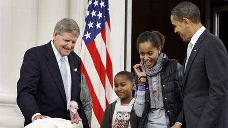 Americký prezident Barack Obama s dcerami omilostnil krocana (25. 11. 2009)