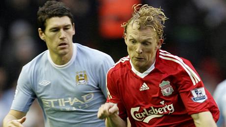 Liverpool - Manchester City: domácí Dirk Kuyt (vlevo) ve sprinterském souboji s Garethem Barrym