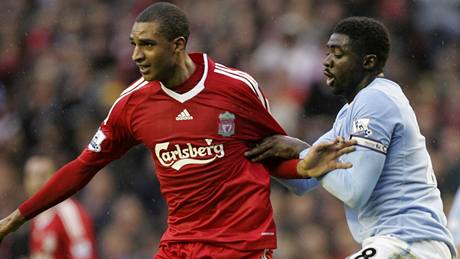 Liverpool - Manchester City: domácí David Ngog (vlevo) a Kolo Touré