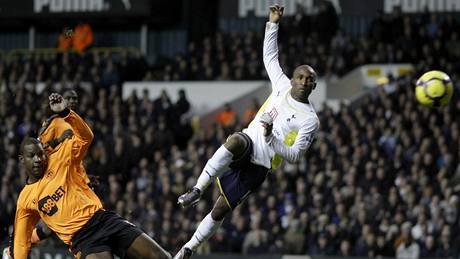 BYLO JICH PT. Jermain Defoe (vpravo), útoník Tottenhamu, se trefil v jednom utkání hned ptkrát. Hattrick stihl nastílet bhem sedmi minut.