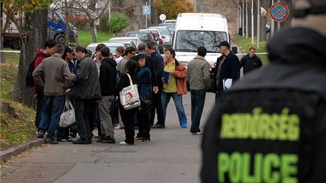 Policie okolí univerzity v Pécsi, kde se stílelo, uzavela. (26. listopadu 2009) 